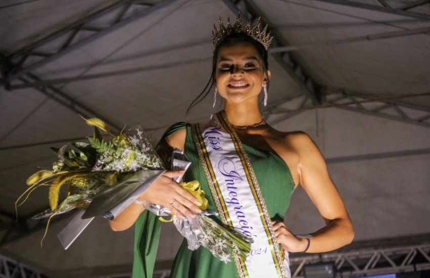 Rio-grandina Emilly Baumbach conquista o título binacional Miss Integração 2024 