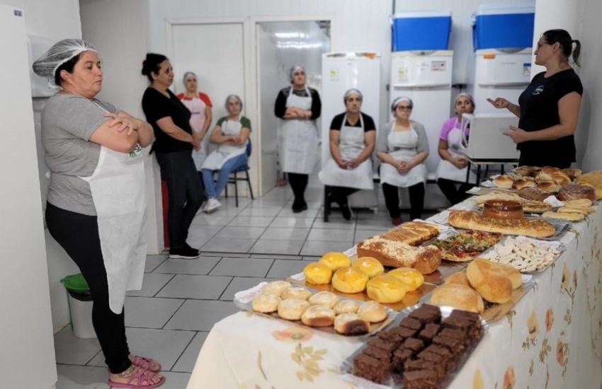 Manipuladoras de alimentos participam de curso de panificação caseira em Camaquã      