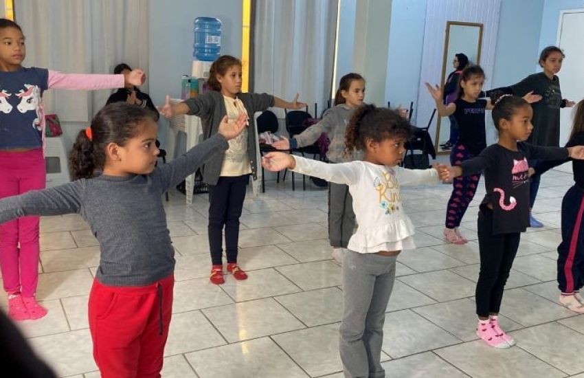Prefeitura de Tapes oferece aulas de ballet para crianças e adolescentes 