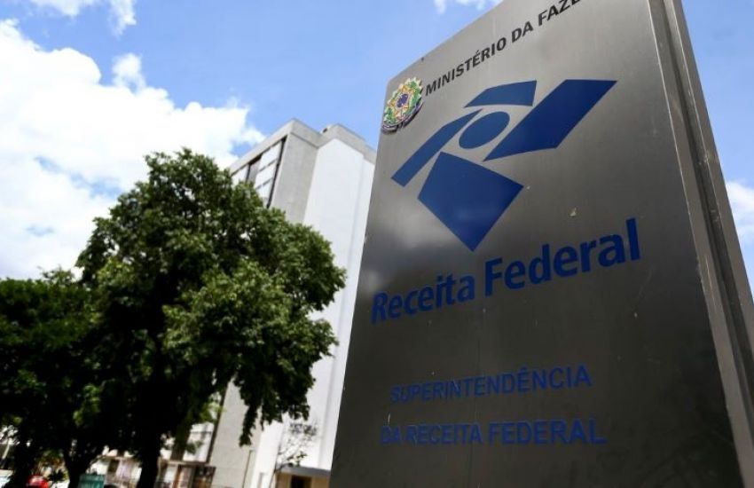 Receita Federal doará roupas apreendidas às vítimas de enchentes no RS 