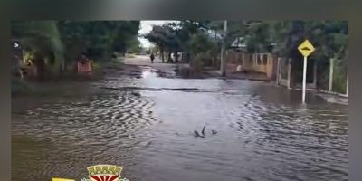 Lagoa dos Patos começa a inundar a Rua Ivan Xavier Pereira, à beira da praia de Arambaré