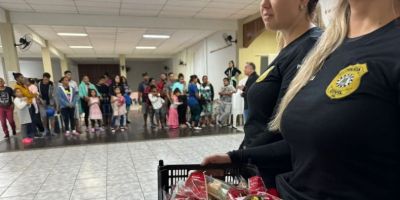 Polícia Civil entrega flores e bombons para mães em abrigos da Região Metropolitana