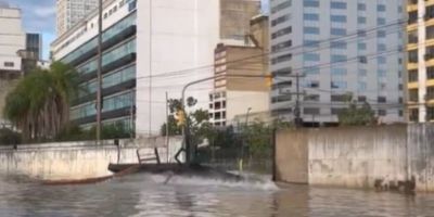 Comporta é aberta para água escoar do centro de Porto Alegre