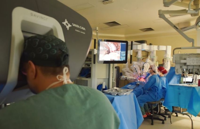 Santa Casa de Porto Alegre realiza primeira cirurgia robótica em bebê   