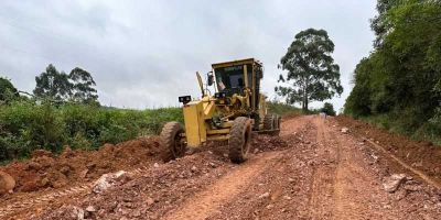 Estrada da Cintea, no interior de Camaquã, recebe manutenção com cascalho   