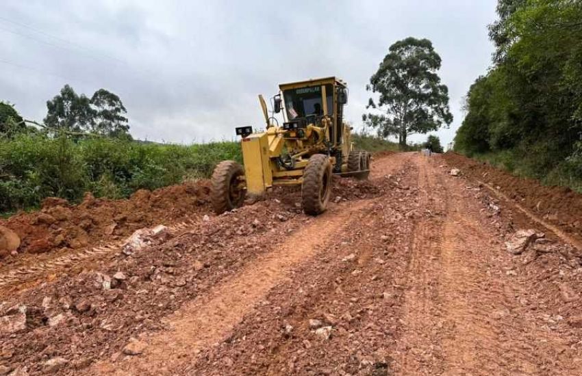 Estrada da Cintea, no interior de Camaquã, recebe manutenção com cascalho    