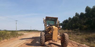 Prefeitura de Camaquã realiza força-tarefa de recuperação na Estrada do Cordeiro