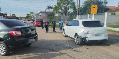 Dois carros se envolvem em acidente no bairro Olaria em Camaquã