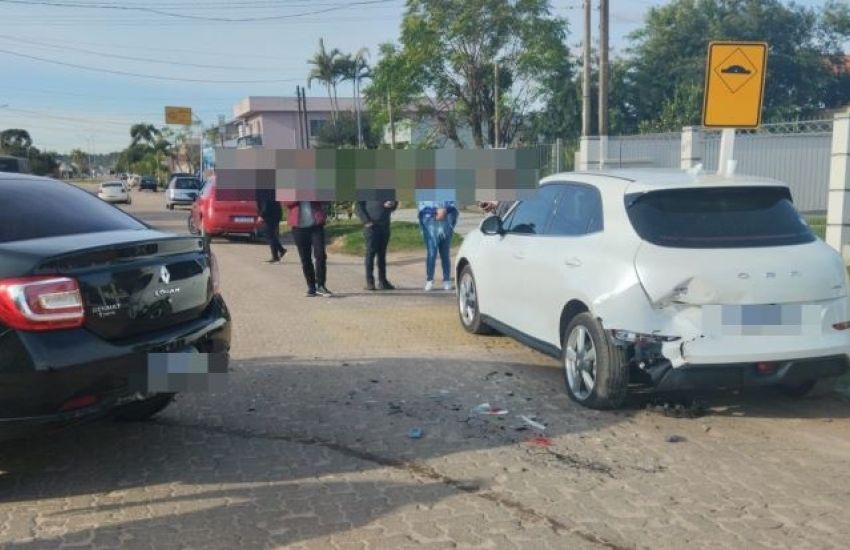 Dois carros se envolvem em acidente no bairro Olaria em Camaquã 