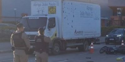 Motociclista morre após colidir com caminhão baú em Porto Alegre  