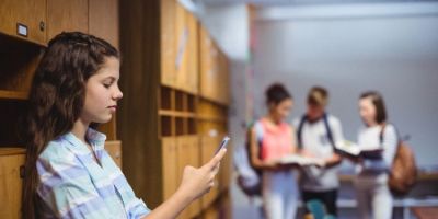 Senado aprova projeto para proibir uso de celular em escolas