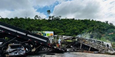Acidente envolvendo ônibus, carreta e carro deixa 22 mortos na BR-116 em MG