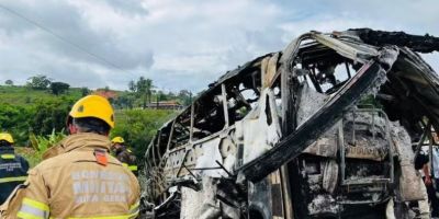 Sobe para 38 o número de mortos após acidente envolvendo três veículos na BR-116 em MG