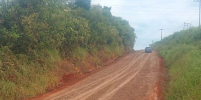 Estrada da Vila Aurora recebe manutenção no interior de Camaquã