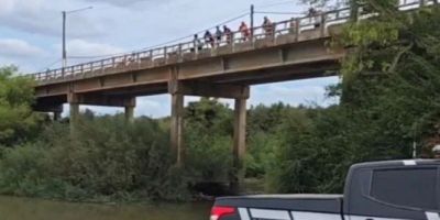 Homem é preso após jogar o próprio filho de cinco anos de ponte no RS