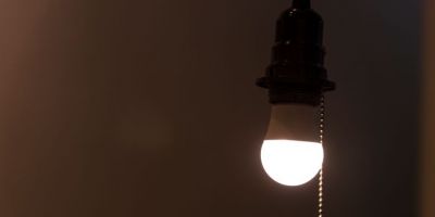 Bandeira amarela na conta de luz já está valendo; veja como economizar