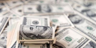 Dólar cai para R$ 5,60 e bolsa fecha em máxima histórica