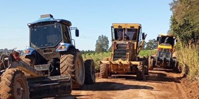 Estrada localizada na Figueira Marcada, no interior de Camaquã, recebe manutenção