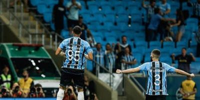 Carlos Vinícius marca duas vezes e Grêmio vence o São Paulo na Arena