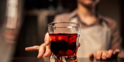 Saiba como identificar bebidas falsas e fique atento aos riscos à saúde