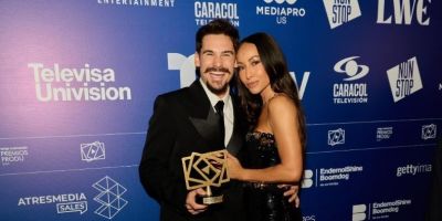 Casal brasileiro, Nicolas Prattes e Sabrina Sato, marcam presença nos Prêmios PRODU em Cancún