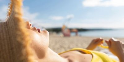 Verão e o câncer de pele: especialista alerta que maior exposição solar pode aumentar o risco de casos