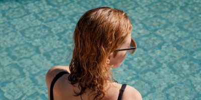 5 dicas para proteger o cabelo do sol, do mar e da piscina