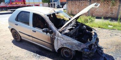 Incêndio destrói parcialmente carro no bairro Olaria, em Camaquã