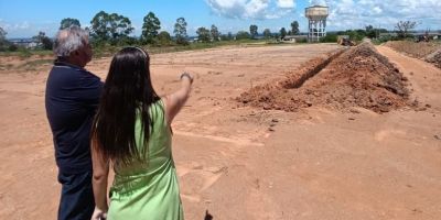 Secretário municipal vistoria obras que antecedem construção de 60 casas em Camaquã