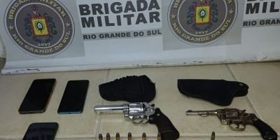 Dupla composta por jovens de 17 e 19 anos é encontrada com armas e munições em Dom Feliciano