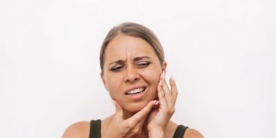 Fevereiro Roxo: fibromialgia pode ter a ver com tensão orofacial e sobrecarga da mordida