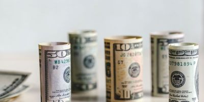 Dólar sobe para R$ 5,24 em meio a tensões entre EUA e Irã