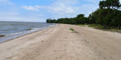 Praia de Tapes está imprópria para banho em último boletim do Programa Balneabilidade 2026