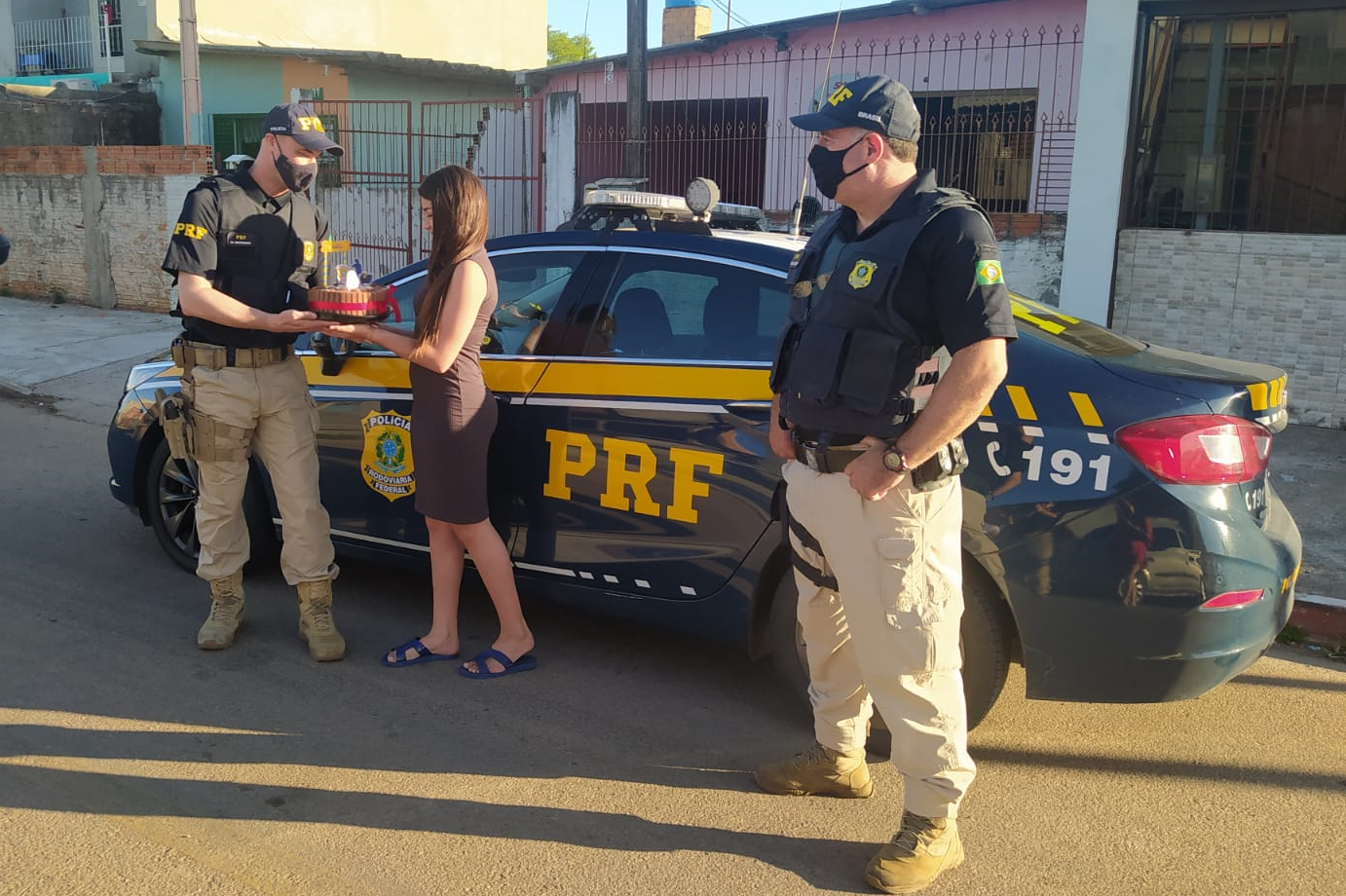Foto: Policiais entregam bolo de aniversário para menina fã da profissão