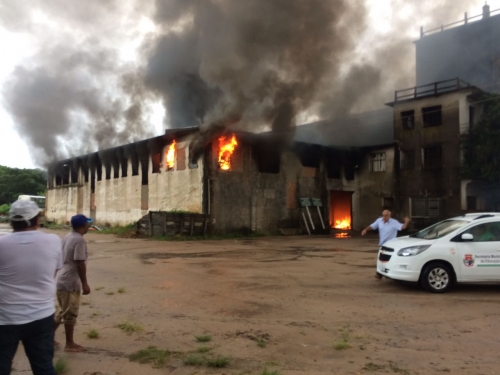 Incêndio consome depósito da Prefeitura de Arambaré(14fev17)