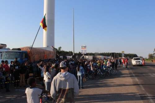 Centenas de pessoas apoiam caminhoneiros em Camaquã (RS)