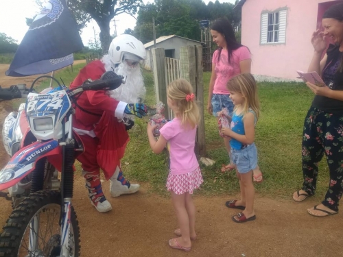 Trilha do Papai Noel distribui doces no interior de Camaquã