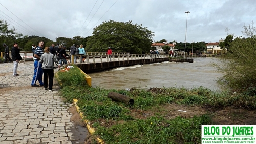 Enchente b. Gaúcho e Jardim do Forte, Camaquã/RS (12out2015)